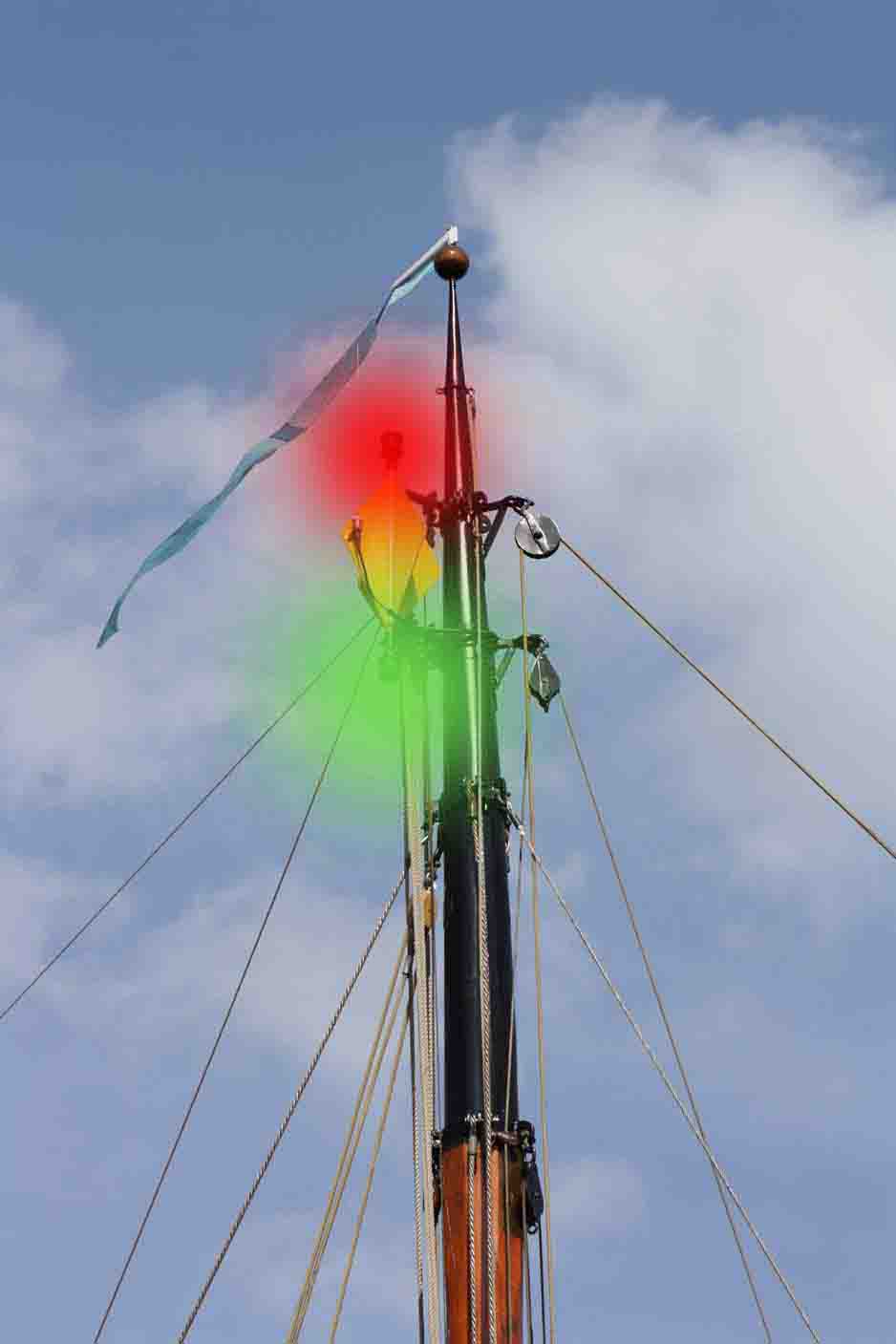 Masttop van De Vlieter met gele ruit en 'rood boven groen' lampen Masttop van De Vlieter met gele ruit en 'rood boven groen' lampen